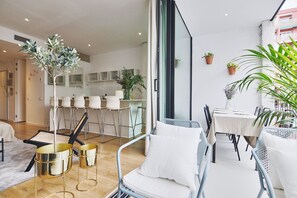 Unclassified image, 3 of 33, button