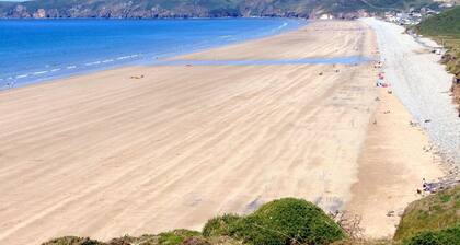 "Grassholm" Sea View Cottage with Hot Tub - Dog Friendly