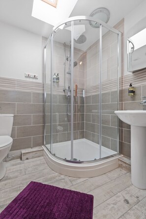 Shower, hair dryer, towels, soap - "Grassholm" Sea View Cottage with Hot Tub - Dog Friendly (Haverfordwest)