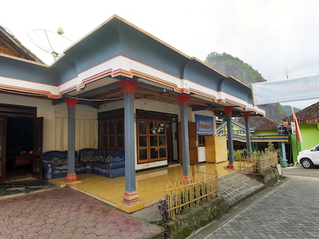 Fassade der Unterkunft. Hotel O Desa Wisata Tebing Lingga