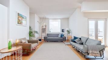 Smart TV, futbolito y libros