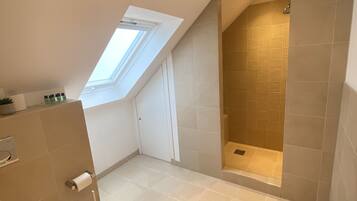 Premium Apartment, 2 Bedrooms | Bathroom | Shower, free toiletries, hair dryer, heated floors
