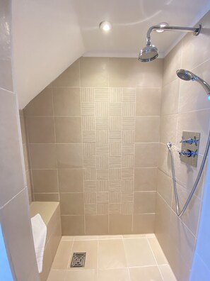 Dusche, kostenlose Toilettenartikel, Haartrockner