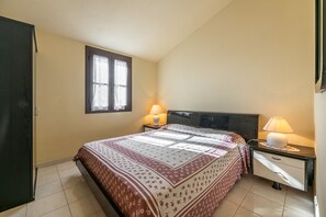 2 bedrooms, bed sheets - Vacation Home "Via Mazzini 87" with Private Terrace (Calasetta)