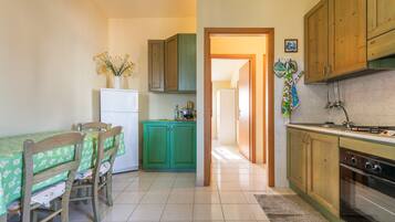 Frigorifero, forno, piano cottura, macchina per tè/caffè