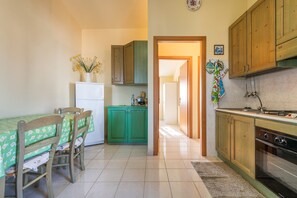 Fridge, oven, stovetop, coffee/tea maker