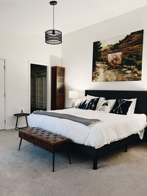4 habitaciones, escritorio y tabla de planchar con plancha