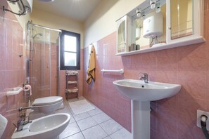Douche, sèche-cheveux, serviettes fournies