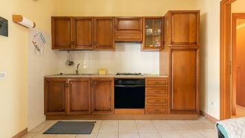 Frigorifero, forno, piano cottura, macchina per tè/caffè