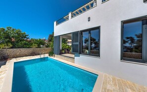 Outdoor pool, a heated pool - Villa with private pool and beach access (Petrcane)