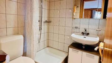 Douche, sĂšche-cheveux, serviettes fournies, savon