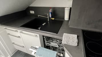 Fridge, microwave, stovetop, dishwasher