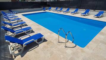 Alberca al aire libre y alberca climatizada