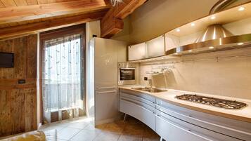 Køleskab, mikrobølgeovn, ovn, kogeplade