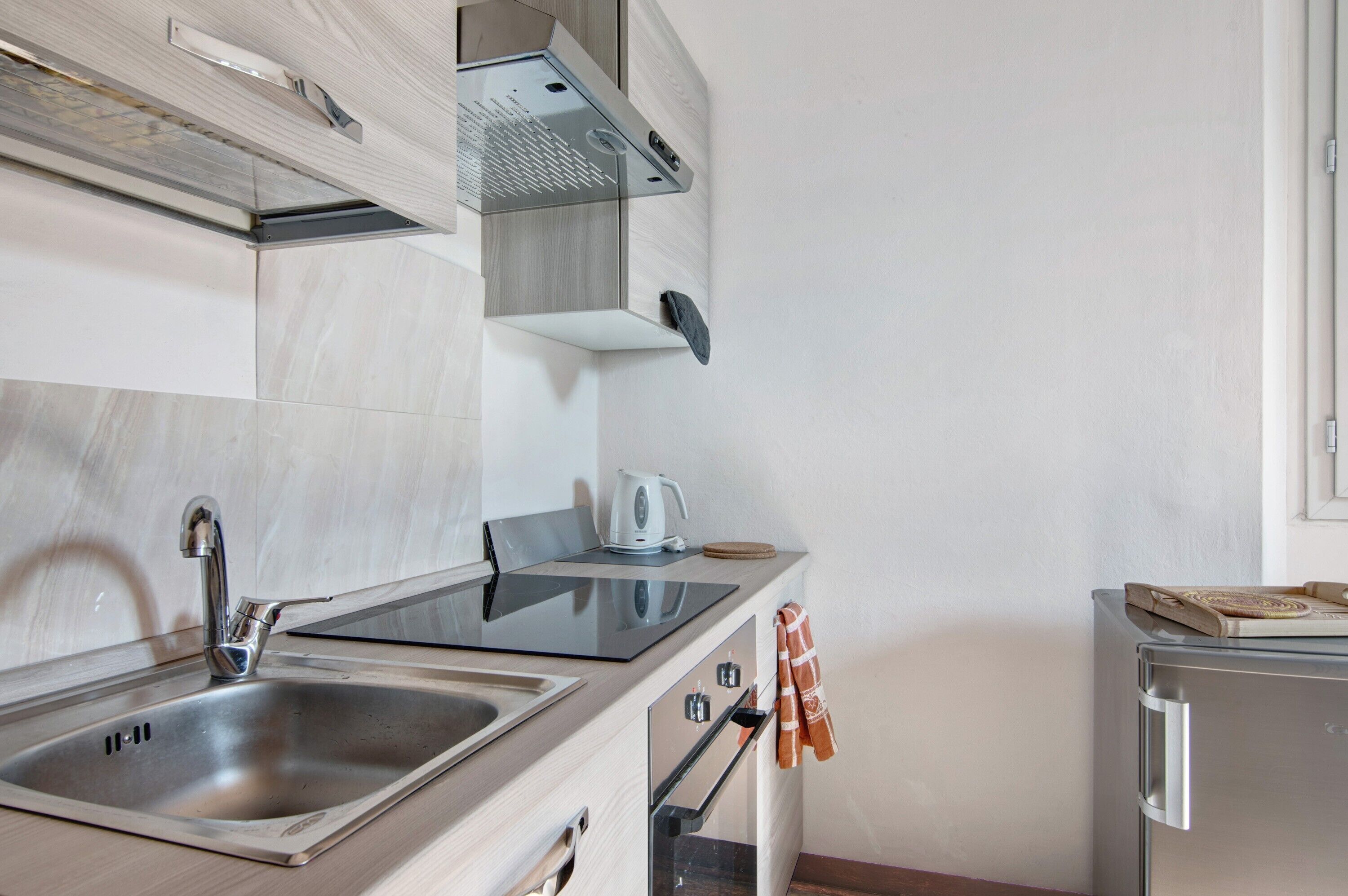 Frigorifero, forno, piano cottura, bollitore elettrico