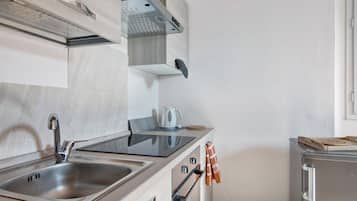 Frigorifero, forno, piano cottura, bollitore elettrico
