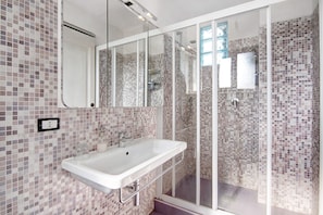 Bruser, hårtørrer, håndklæder