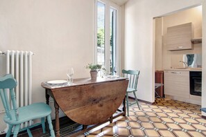 Køleskab, ovn, kogeplade, elkedel