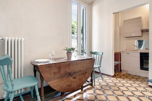 Fridge, oven, stovetop, electric kettle - Holiday Apartment "Viola - Residenza Cernobbio" with Mountain View, Balcony & Wi-Fi (Maslianico)