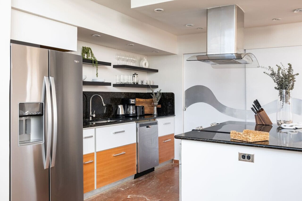 Refrigerador, microondas, horno y parrilla de estufa 