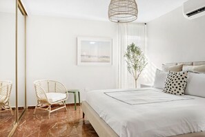 5 bedrooms, desk, iron/ironing board, travel cot - Vistamar Villa 5BDR Private Waterfront (Carolina)
