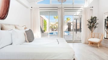 5 bedrooms, desk, iron/ironing board, travel crib