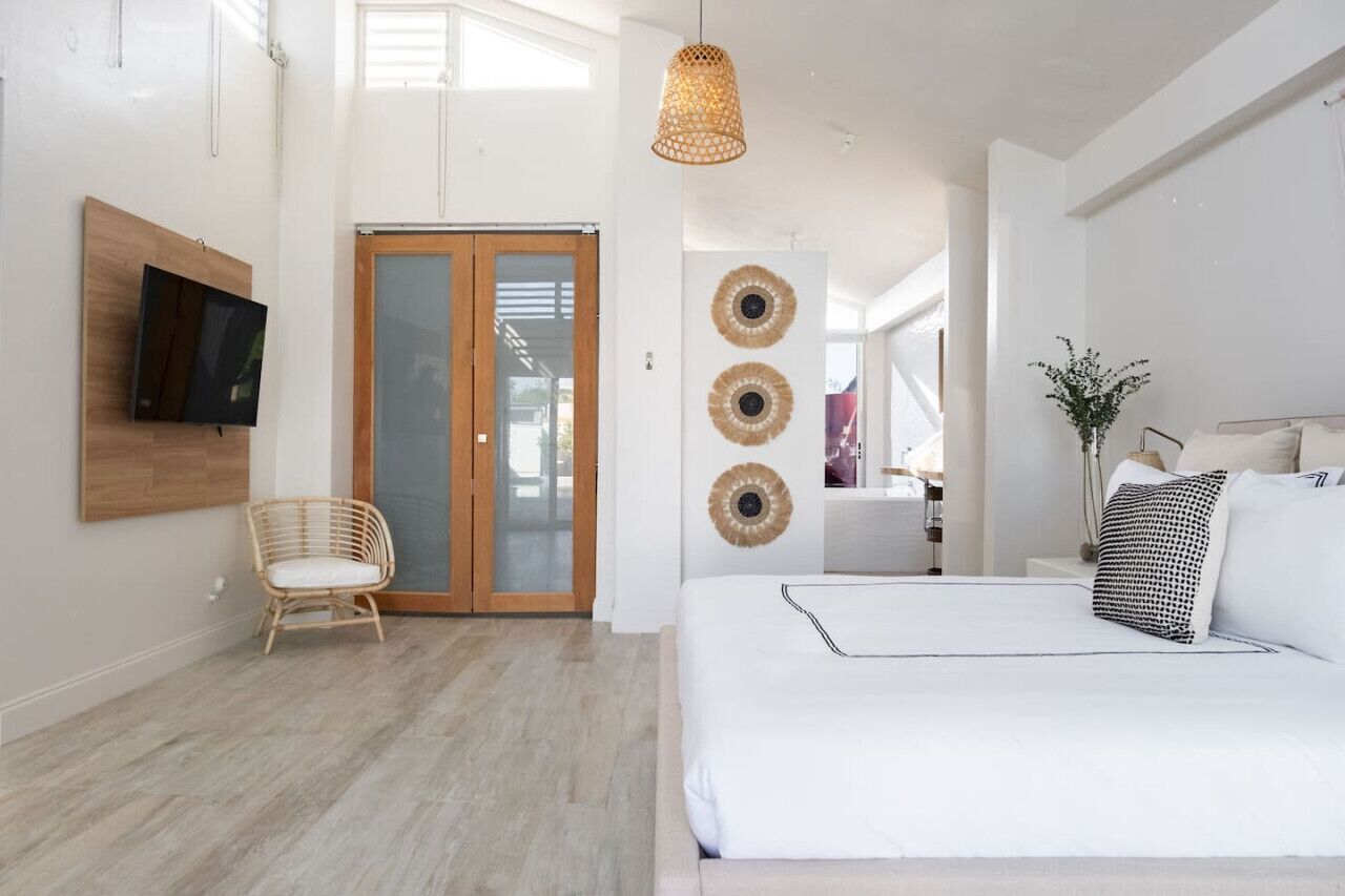 5 bedrooms, desk, iron/ironing board, travel crib