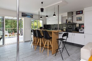 Een koelkast, een microgolfoven, een oven, een kookplaat