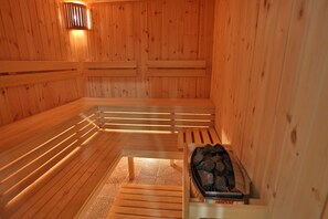 Een sauna, een stoombad, warm/mineraalwaterbronnen, massagebehandelingen