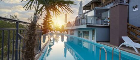 2 albercas techadas y alberca al aire libre por temporada