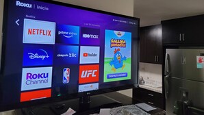 Un téléviseur à écran plat affichant l’interface d’un service de diffusion en continu, avec différentes icônes d’applications.