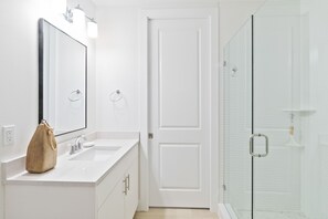 Combined shower/bathtub, towels - 4b/3b Brand New Waterfront - The Harbor #405 (Madeira Beach)
