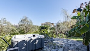 Outdoor spa tub - Villa Renetta (San Massimo)