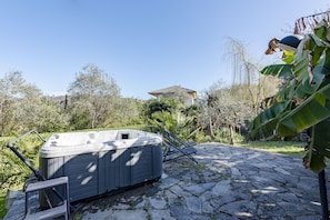 Tina de hidromasaje al aire libre