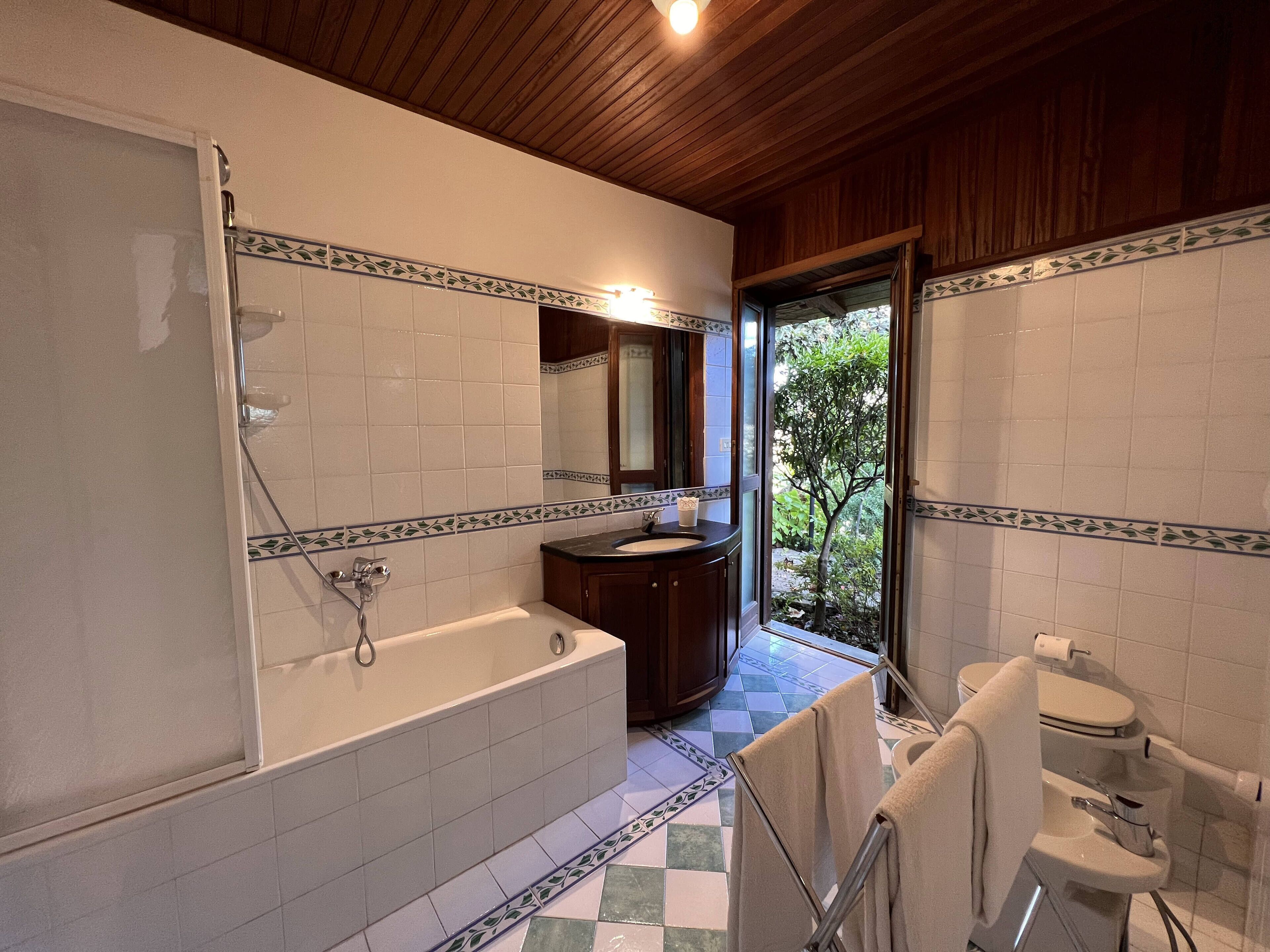 Douche, sèche-cheveux, bidet, serviettes fournies