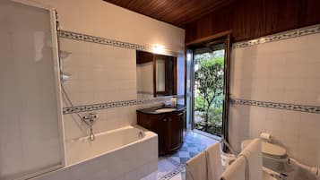 Douche, sèche-cheveux, bidet, serviettes fournies