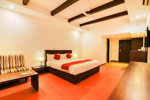 Royal Room | Iron/ironing board, rollaway beds, free WiFi, bed sheets