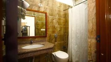 Chambre Familiale | Salle de bain | Ensemble douche/baignoire, articles de toilette gratuits, sĂšche-cheveux