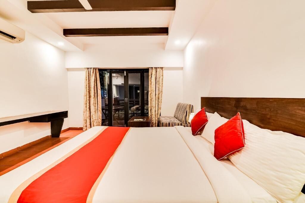 Deluxe Room | Iron/ironing board, rollaway beds, free WiFi, bed sheets