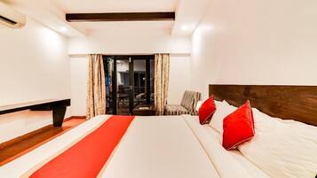Deluxe Room | Iron/ironing board, rollaway beds, free WiFi, bed sheets
