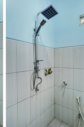 Habitación doble estándar | Baño | Regadera, regadera tipo lluvia, toallas, papel de baño 