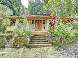 A traditional house with a wooden door, a small porch, and a satellite dish. - Hotel O Desa Wisata Banyuatis (Munduk)