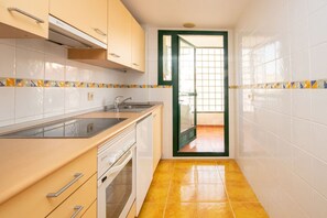 Fridge, oven, dishwasher, coffee/tea maker