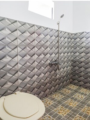 Economy Double Room | Bathroom | Shower, rainfall showerhead, towels, toilet paper - OYO Homes 90987 Desa Wisata Gabugan Syariah (Turi)