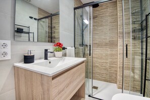 Bathtub, towels