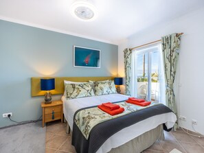 4 bedrooms, travel cot, WiFi, bed sheets - Casa Da Bauhinia - where East meets West! (Vale da Telha)