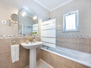 Bathtub, hair dryer, towels - Casa Da Bauhinia - where East meets West! (Vale da Telha)