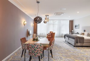 Junior Studio Suite | Premium bedding, in-room safe, free WiFi, bed sheets