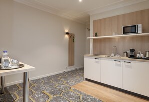 Junior Studio Suite | 1 bedroom, premium bedding, in-room safe, free WiFi