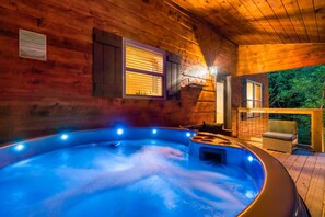 Tina de hidromasaje al aire libre